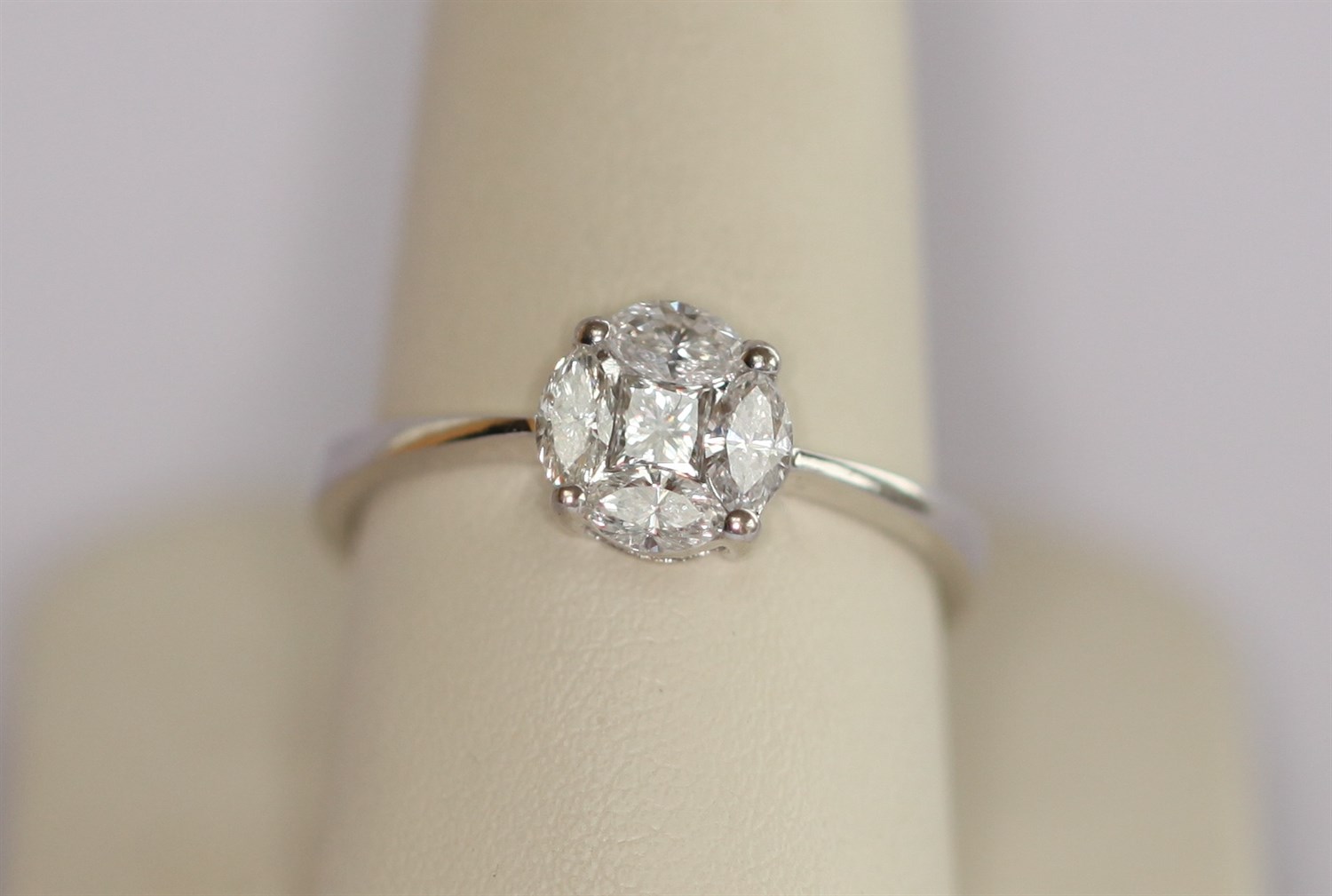 Lot 154 - An 18ct white gold mounted diamond cluster ring
