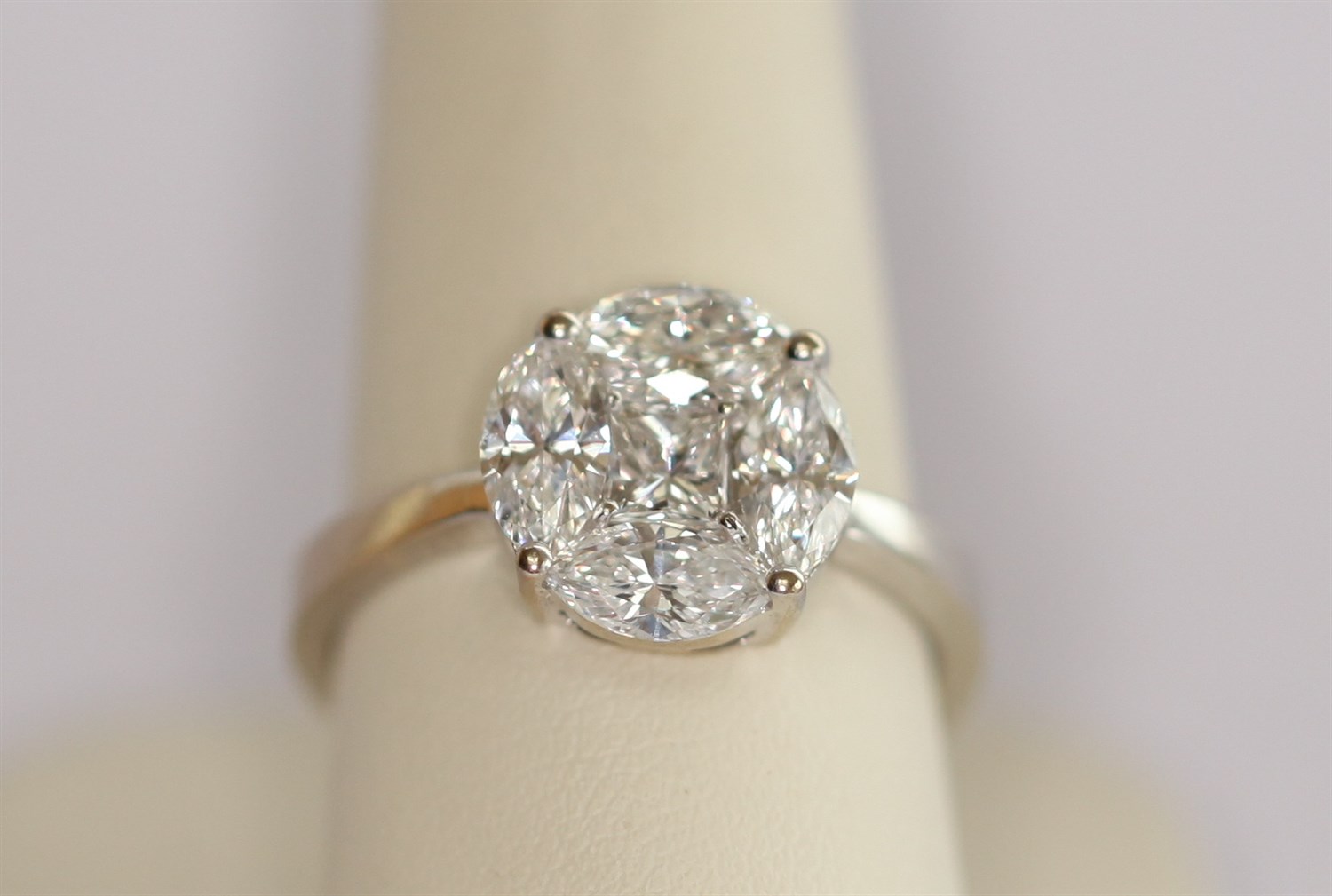 Lot 190 - An 18ct white gold mounted diamond cluster ring