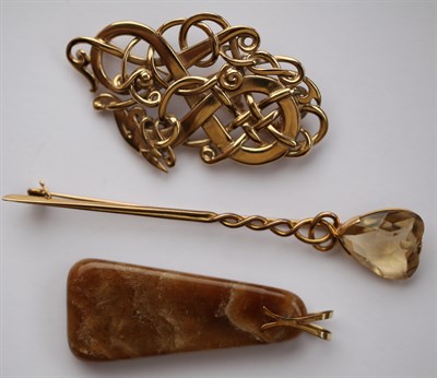 Lot 344 - OLA GORIE - a contemporary 9ct gold Celtic knotwork brooch