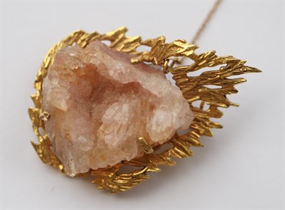 Lot 381 - A mid-20th century 9ct gold mounted rose quartz set brooch