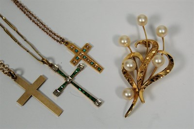 Lot 446 - An emerald and diamond set cross