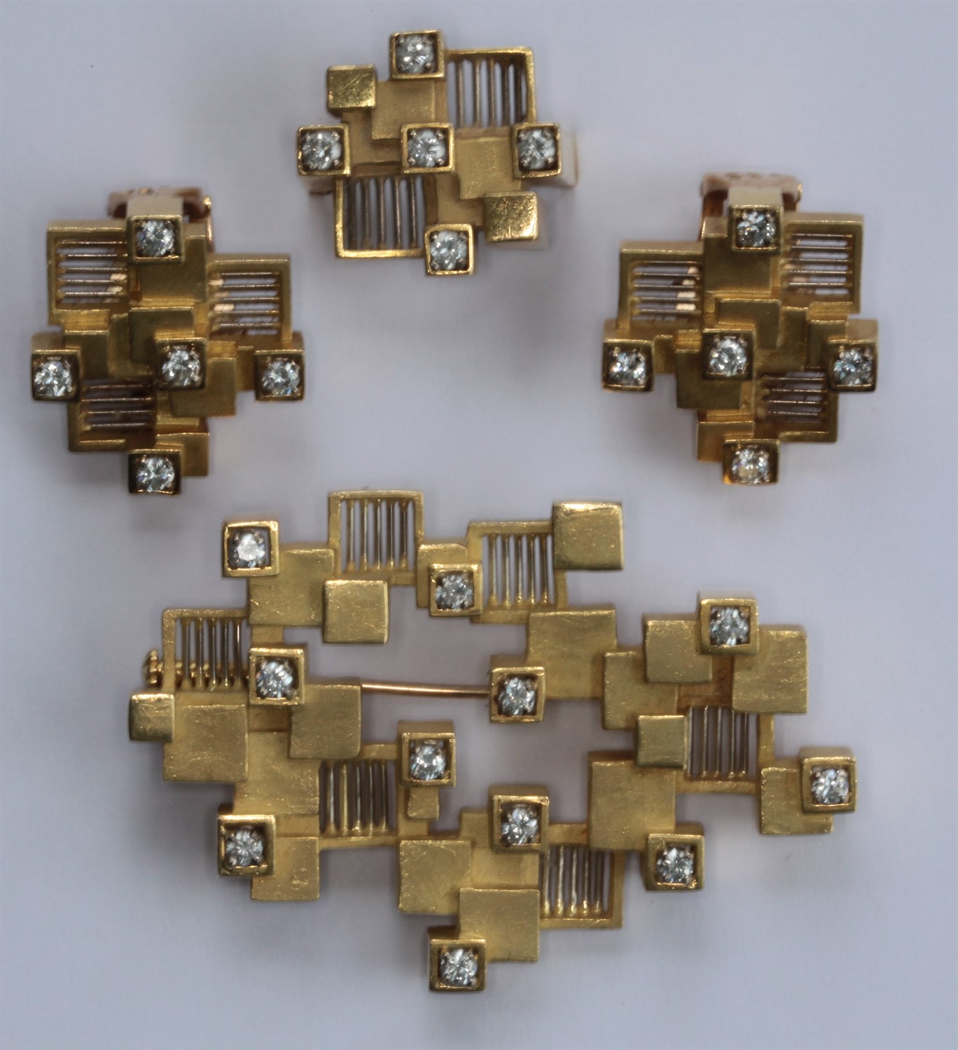 Lot 245 - DAVID ANDERSON - an 18ct gold and diamond set suite