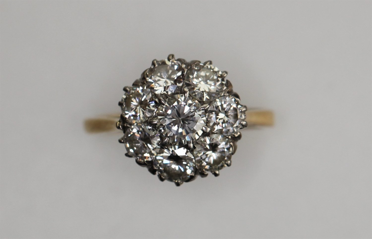 Lot 179 - A diamond cluster ring