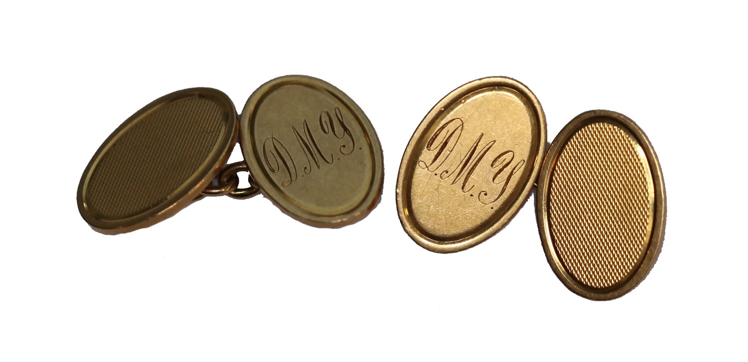 Lot 117 - A pair of engraved 18ct gold cufflinks