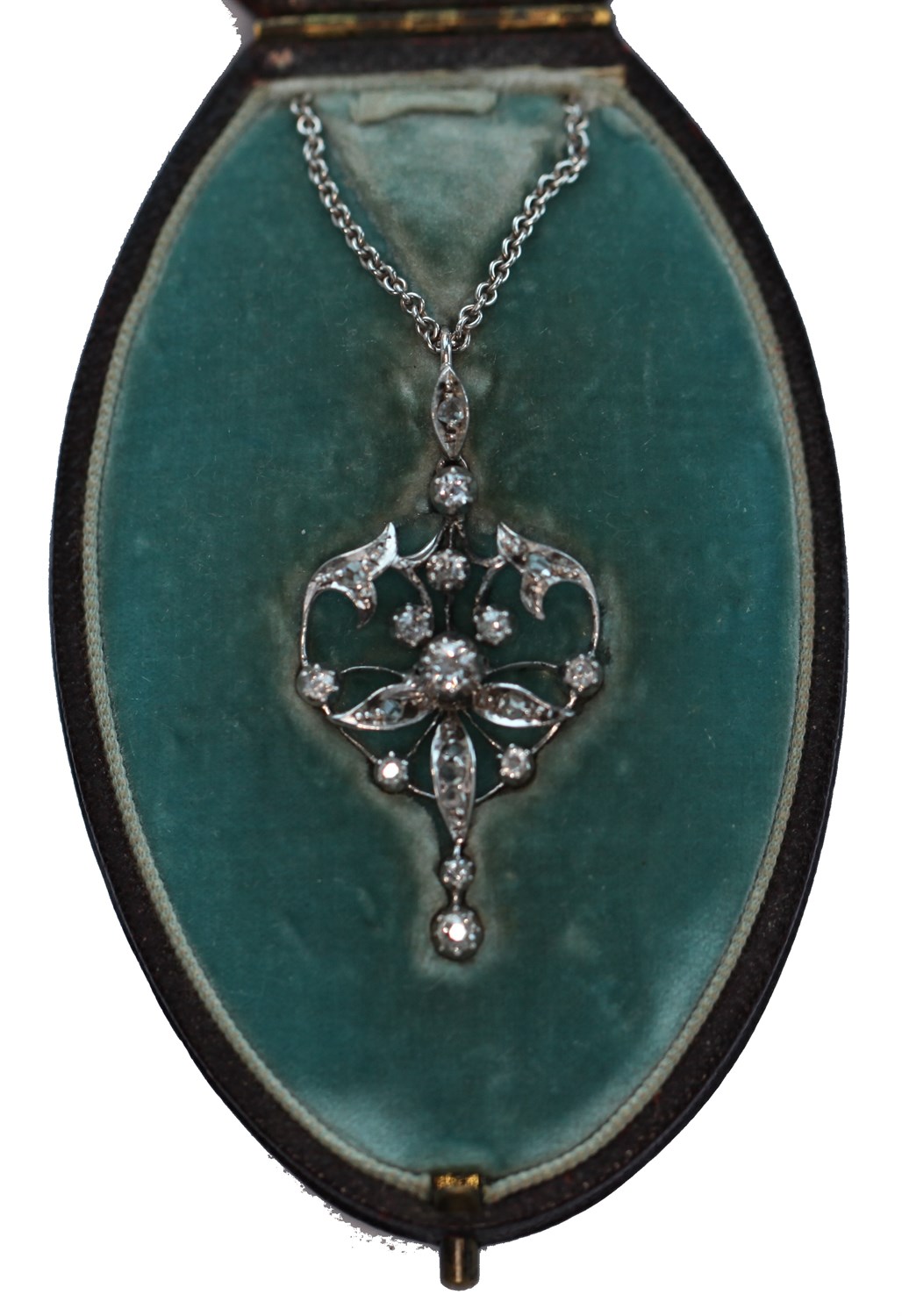 Lot 51 - An Edwardian diamond set necklace