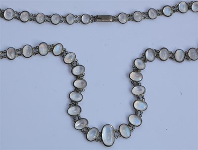 Lot 377 - A moonstone necklace