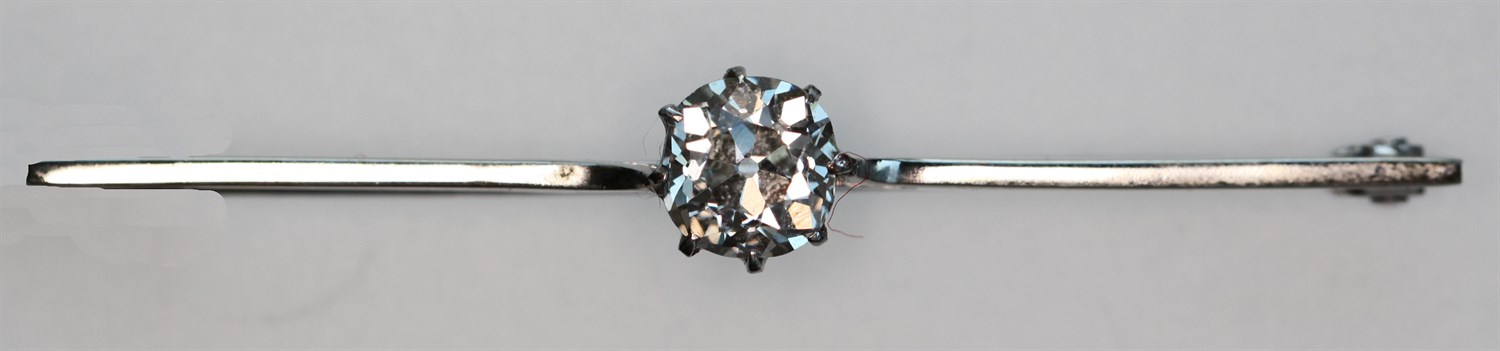 Lot 168 - An early 20th century diamond set bar brooch
