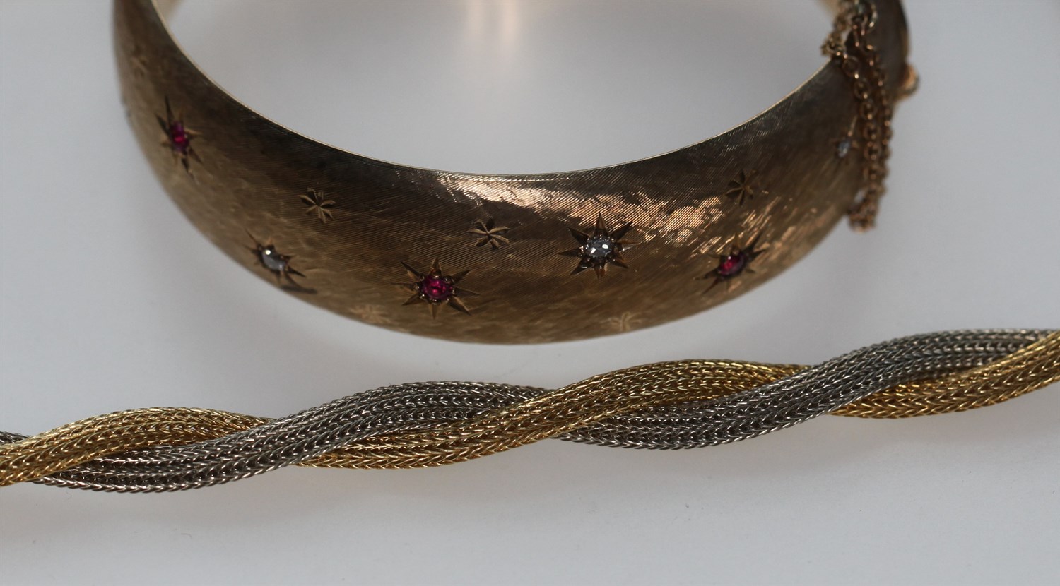 Lot 136 - An 18ct gold mesh necklet