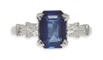 Lot 332 - A sapphire and diamond set ring