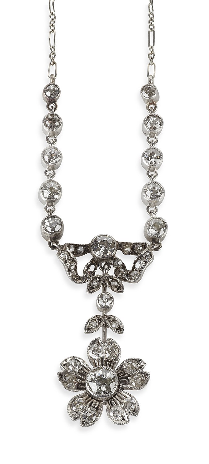 Lot 10 - An early 20th century diamond set necklace