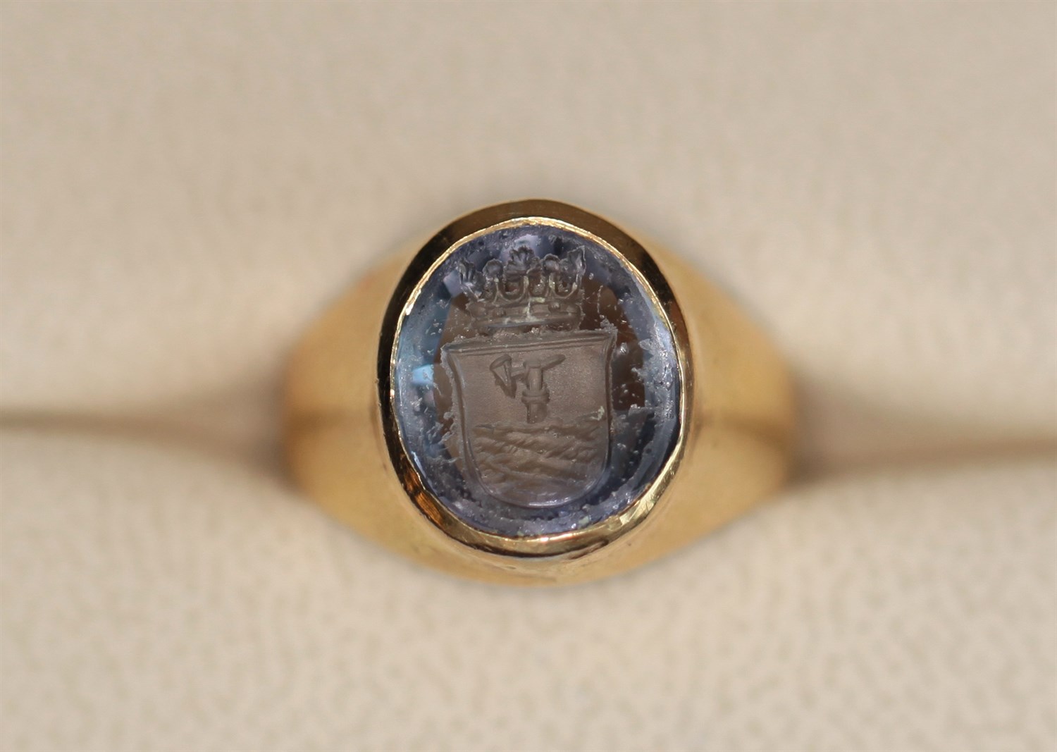 Lot 126 - An intaglio set signet ring