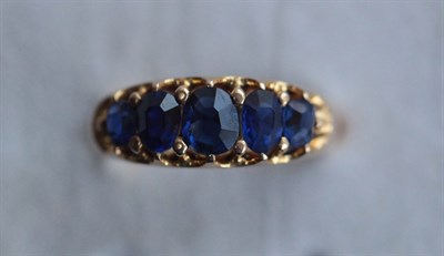 Lot 310 - A sapphire ring