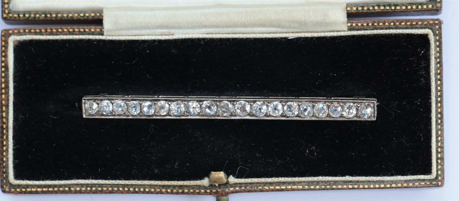 Lot 226 - An Edwardian diamond set bar brooch