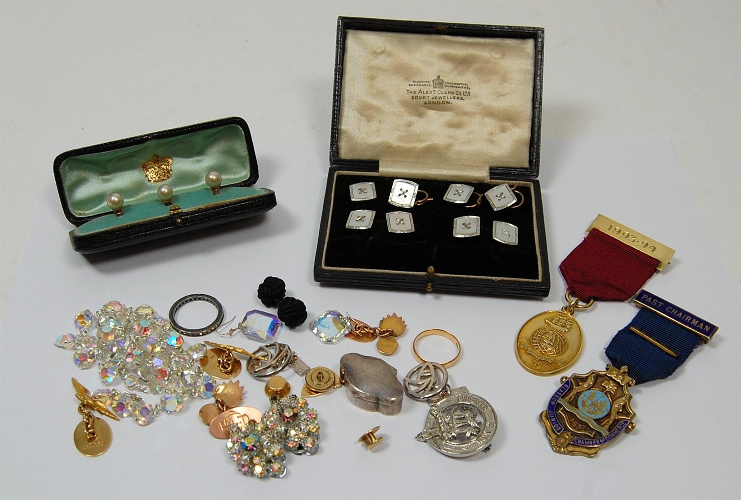 Lot 88 - A collection of gentleman's jewellery to include