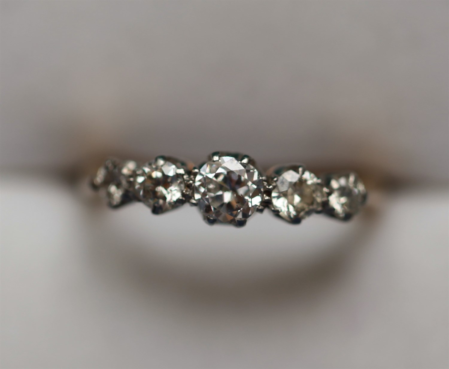 Lot 173 - A five stone diamond ring