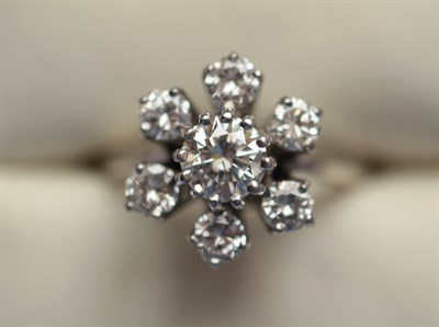 Lot 180 - A diamond set cluster ring
