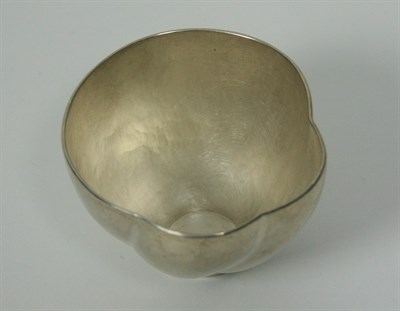 Lot 1 - ABIGAIL BROWN - A contemporary fine silver beaker