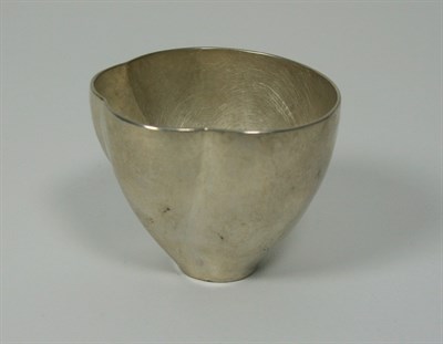 Lot 1 - ABIGAIL BROWN - A contemporary fine silver beaker