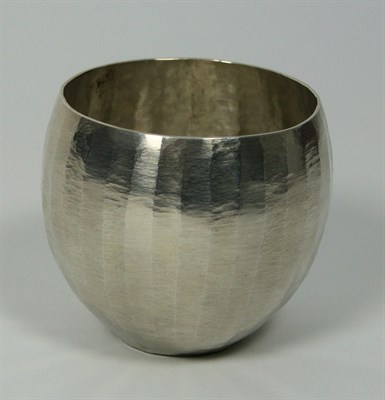Lot 5 - SANG-HYEOB 'WILLIAM LEE' - A contemporary Britannia standard silver beaker