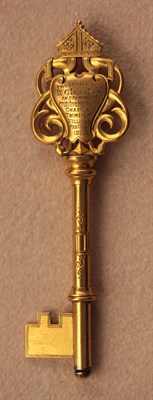 Lot 432 - A cased 9ct gold presentation key