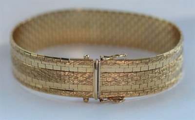 Lot 355 - An 18ct gold bracelet