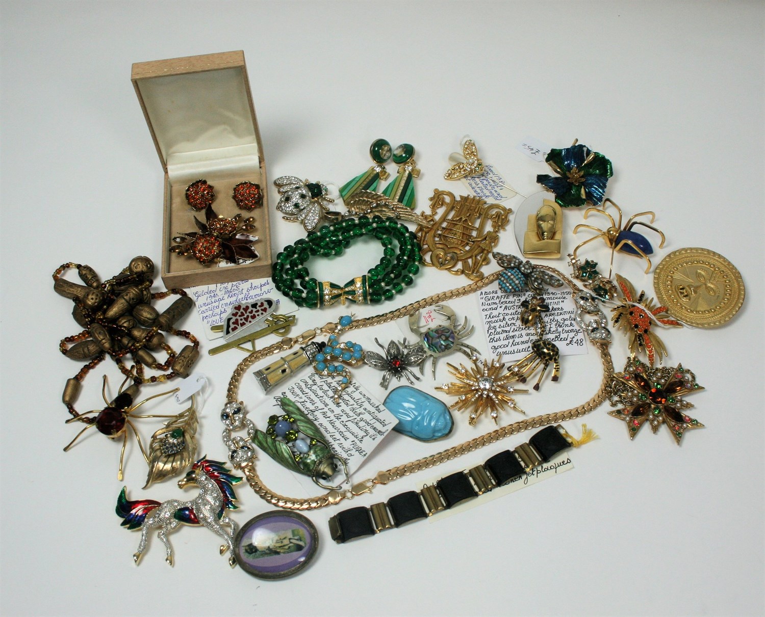 Lot 55 - A collection of costume jewellery