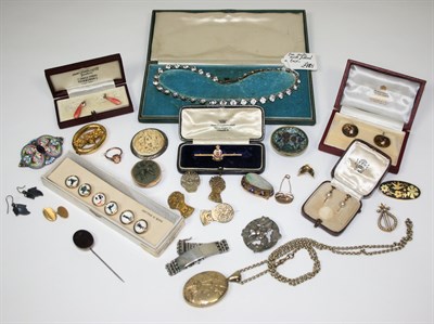 Lot 52 - A collection of items