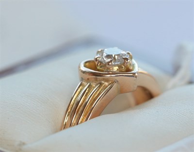 Lot 219 - A single stone diamond ring