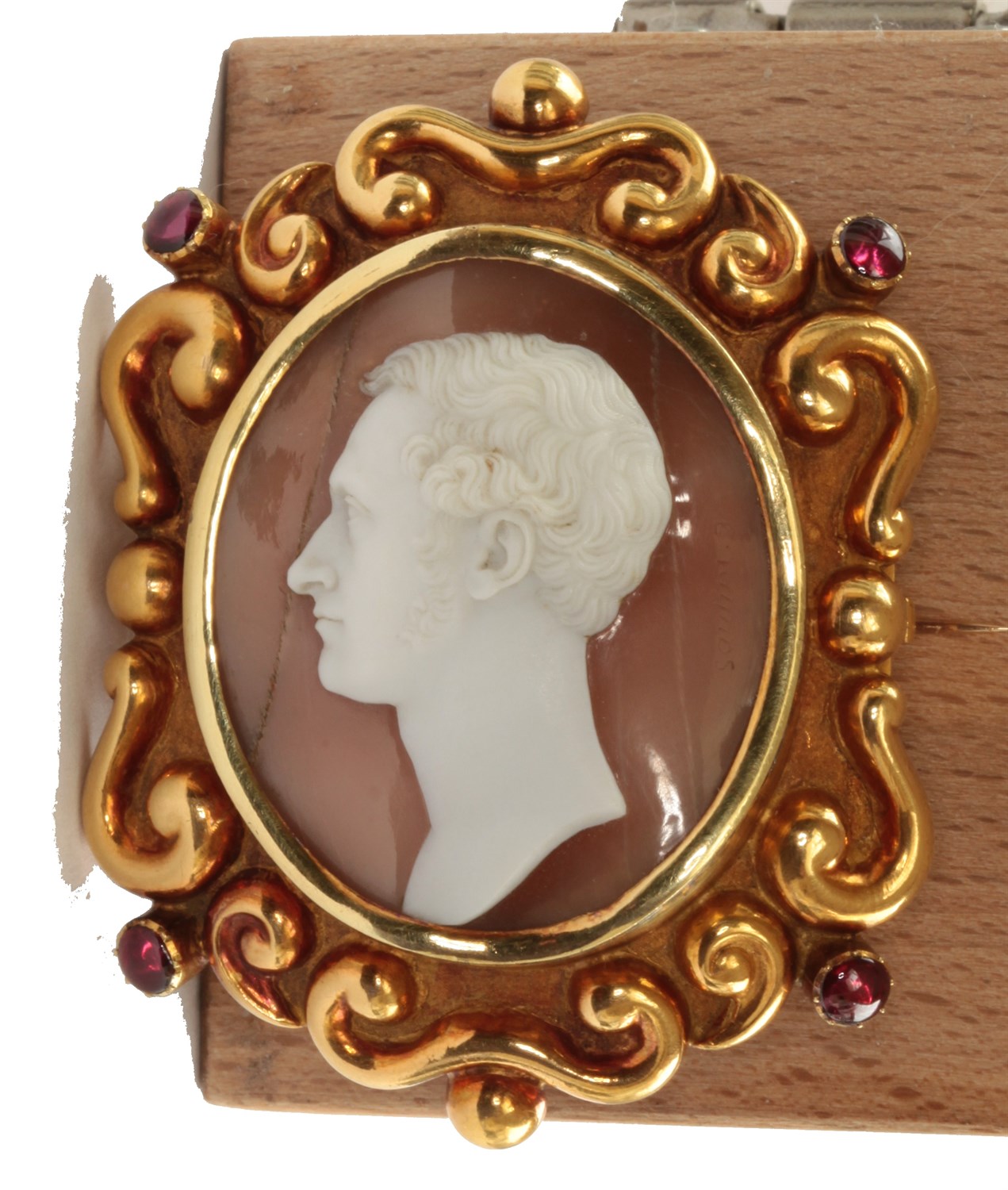 Lot 84 - A 19th century oval shell cameo set brooch