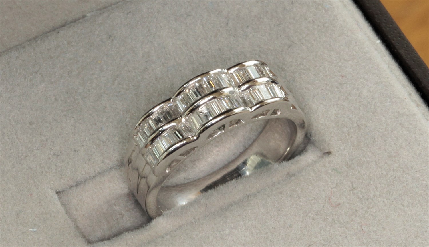 Lot 177 - A diamond set ring