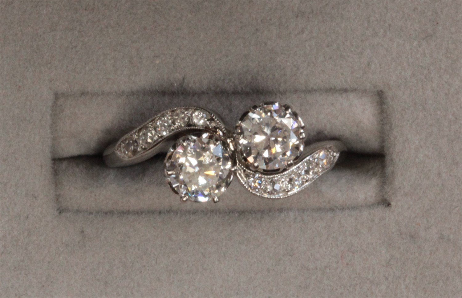 Lot 216 - An early 20th century diamond set ring