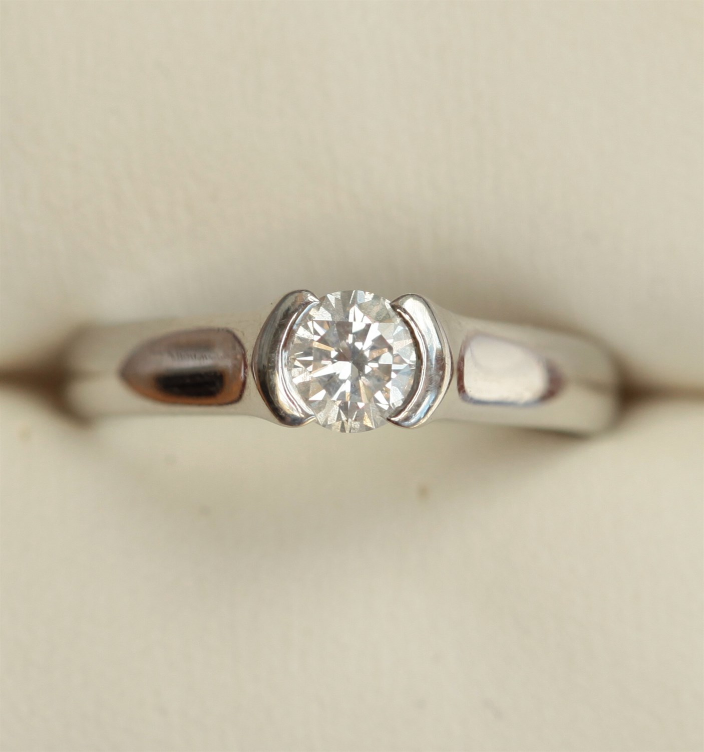 Lot 212 - A single stone diamond ring