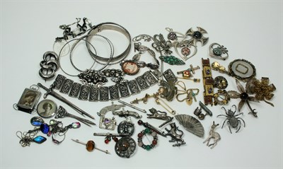 Lot 404 - A collection of jewellery