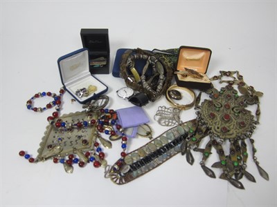 Lot 372A - A collection of items