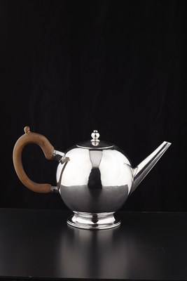 Lot 273 - An important early George I bullet teapot
