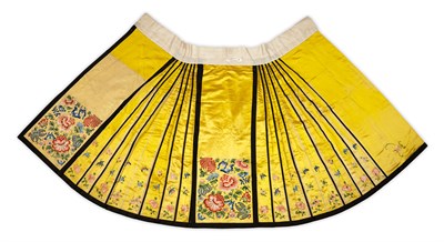Lot 52 - A YELLOW SILK EMBROIDERED APRON SKIRT