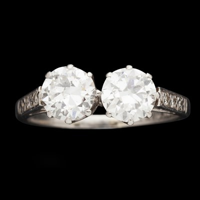 Lot 110 - An early 20th century diamond set two-stone ring