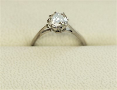 Lot 19 - A single stone diamond ring