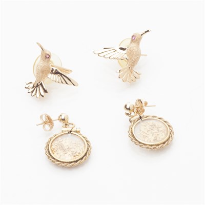 Lot 229 - A pair of yellow metal hummingbird earrings