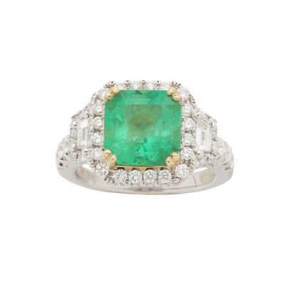 Lot 21 - A Columbian emerald and diamond cluster ring