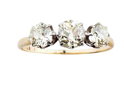 Lot 32 - An early 20th century three-stone diamond ring