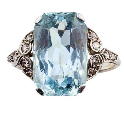 Lot 12 - A Belle Epoque aquamarine and diamond set ring