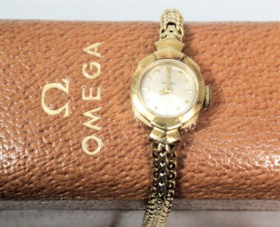Lot 121 - OMEGA - A Ladies 18ct gold wrist watch