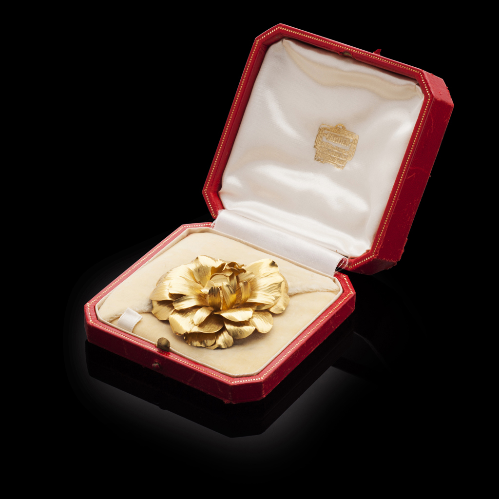 Lot 168 - CARTIER - An 18ct gold camellia brooch
