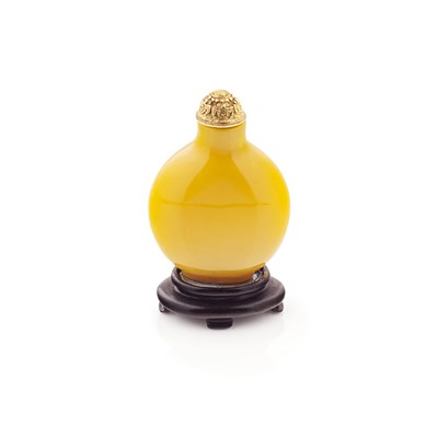 Lot 192 - AN IMPERIAL YELLOW SNUFF BOTTLE
