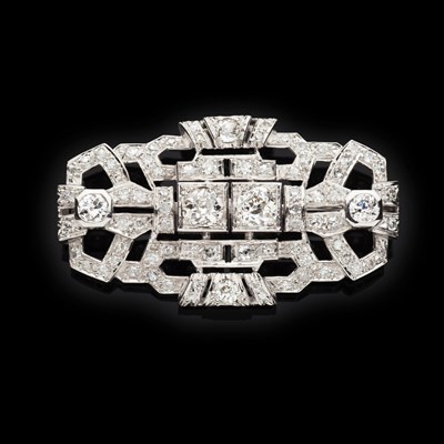 Lot 155 - An Art Deco diamond set brooch