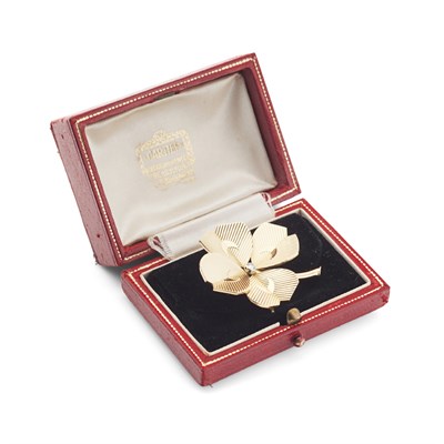 Lot 103 - CARTIER - A 1950s 18ct gold mounted diamond set four-leaf clover brooch