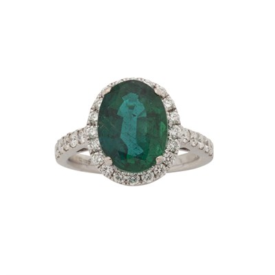 Lot 28 - An emerald and diamond cluster ring