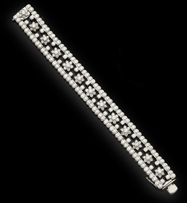 Lot 31 - A platinum mounted diamond set bracelet