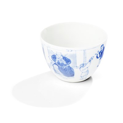 Lot 323 - FINE AND RARE BLUE AND WHITE 'LI SHIZI' WINE CUP